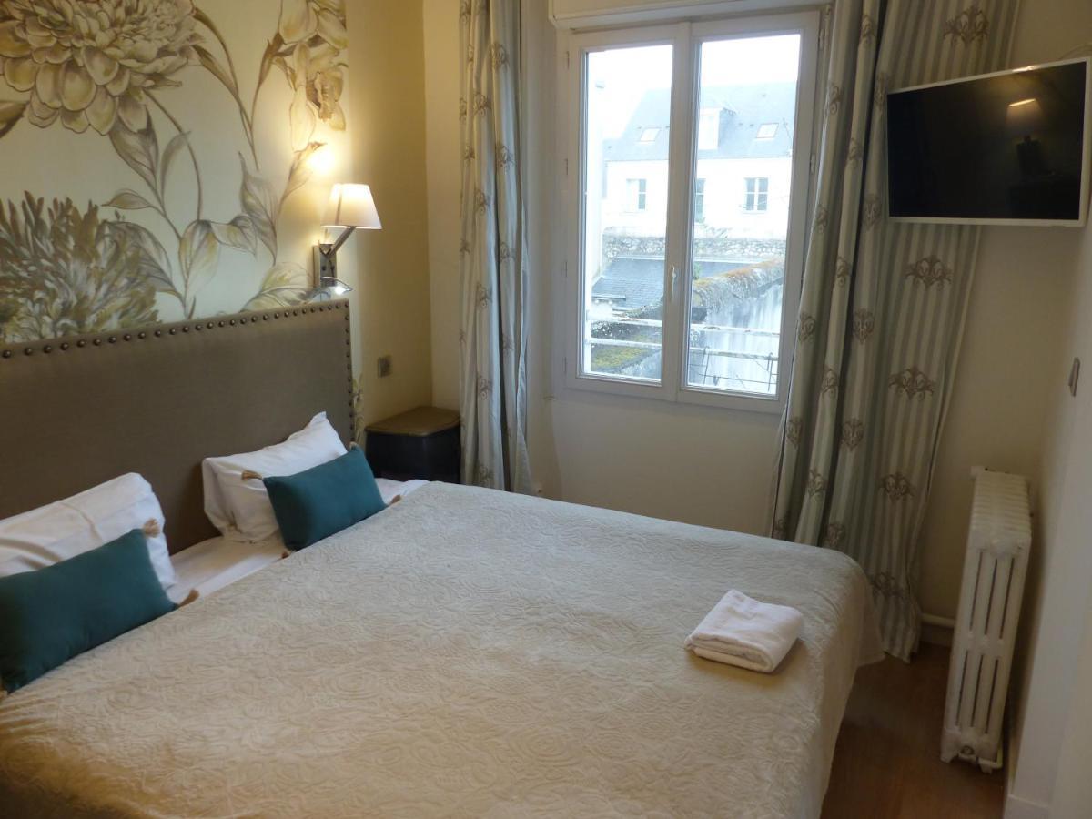 Logis Louise De Savoie Hotel 2*